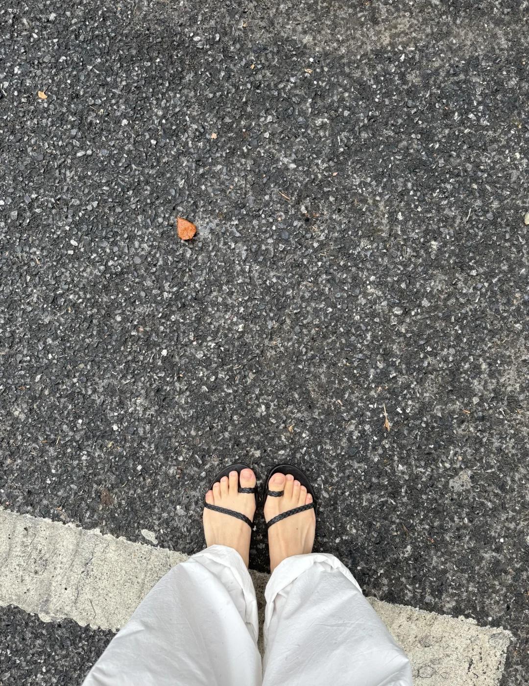 下雨了，降温了，失眠了，上头了
今天下雨了 这座城市突然就冷了 天气开始转凉 一