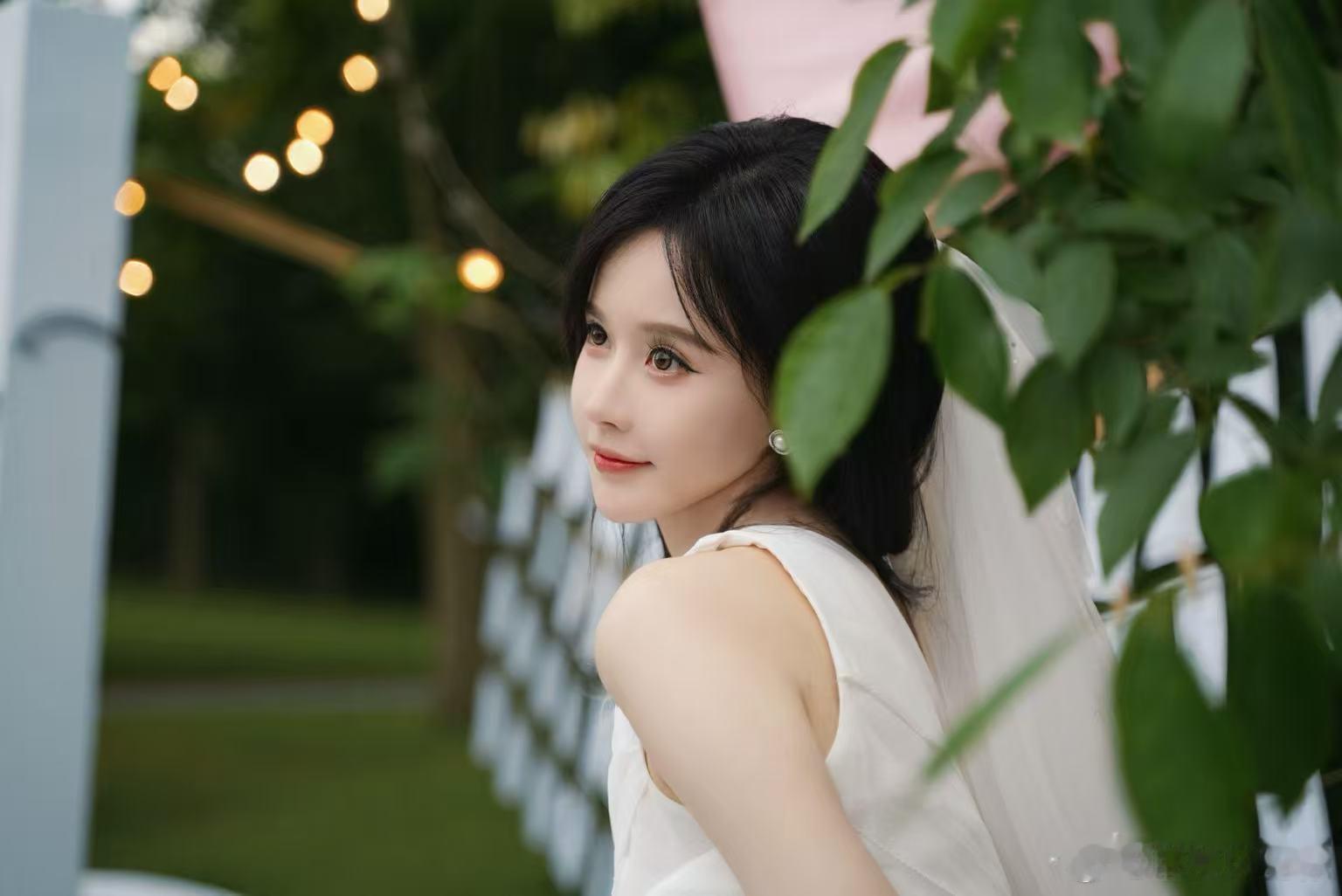 段艺璇见面会像极了婚礼现场段艺璇春日见面会浪漫值拉满！草坪花海搭配温柔纱幔，落日