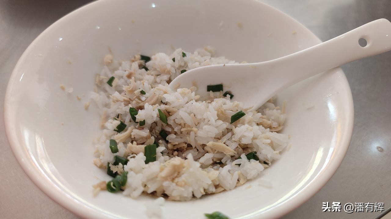今年第二次来阳江，这次吃到鸡饭了。简简单单的鸡肉伴着蒸饭，感觉好香。我在网上看的