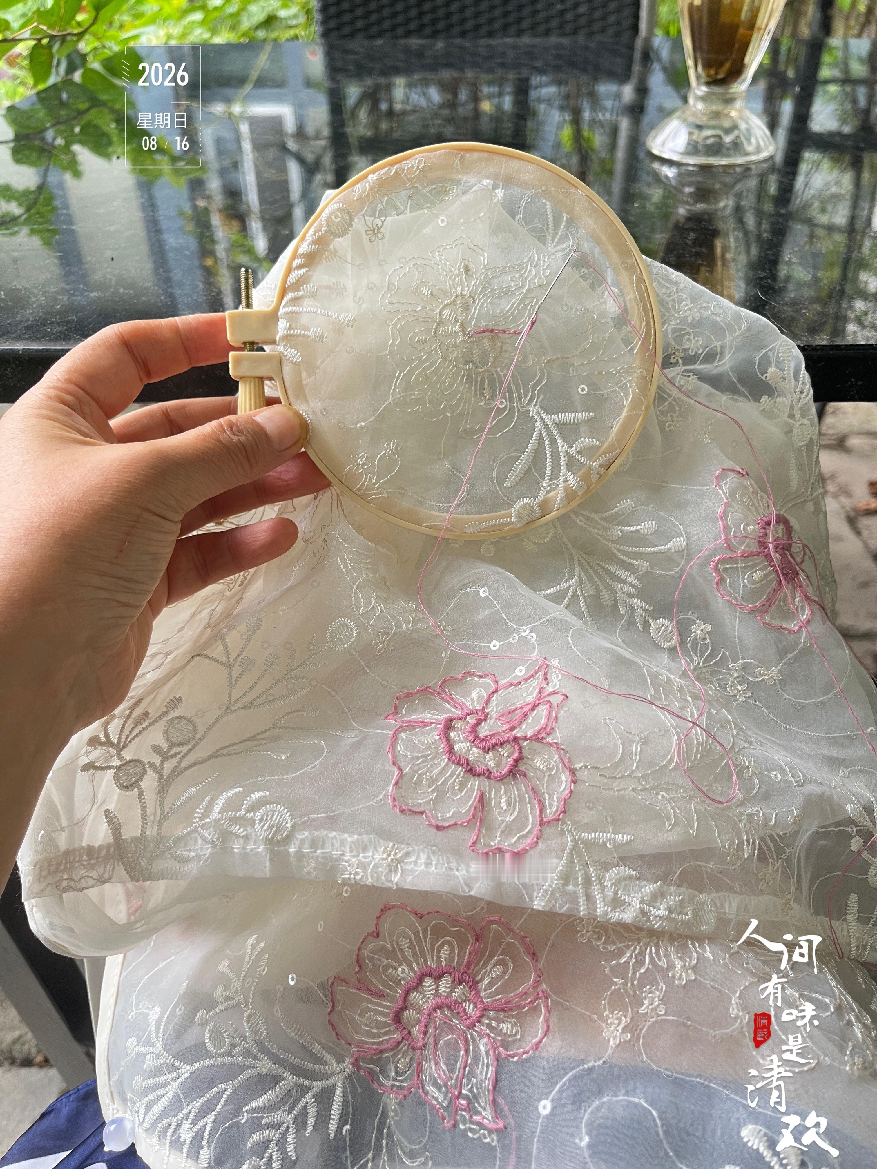 下雨的周日，最适合绣马甲。 