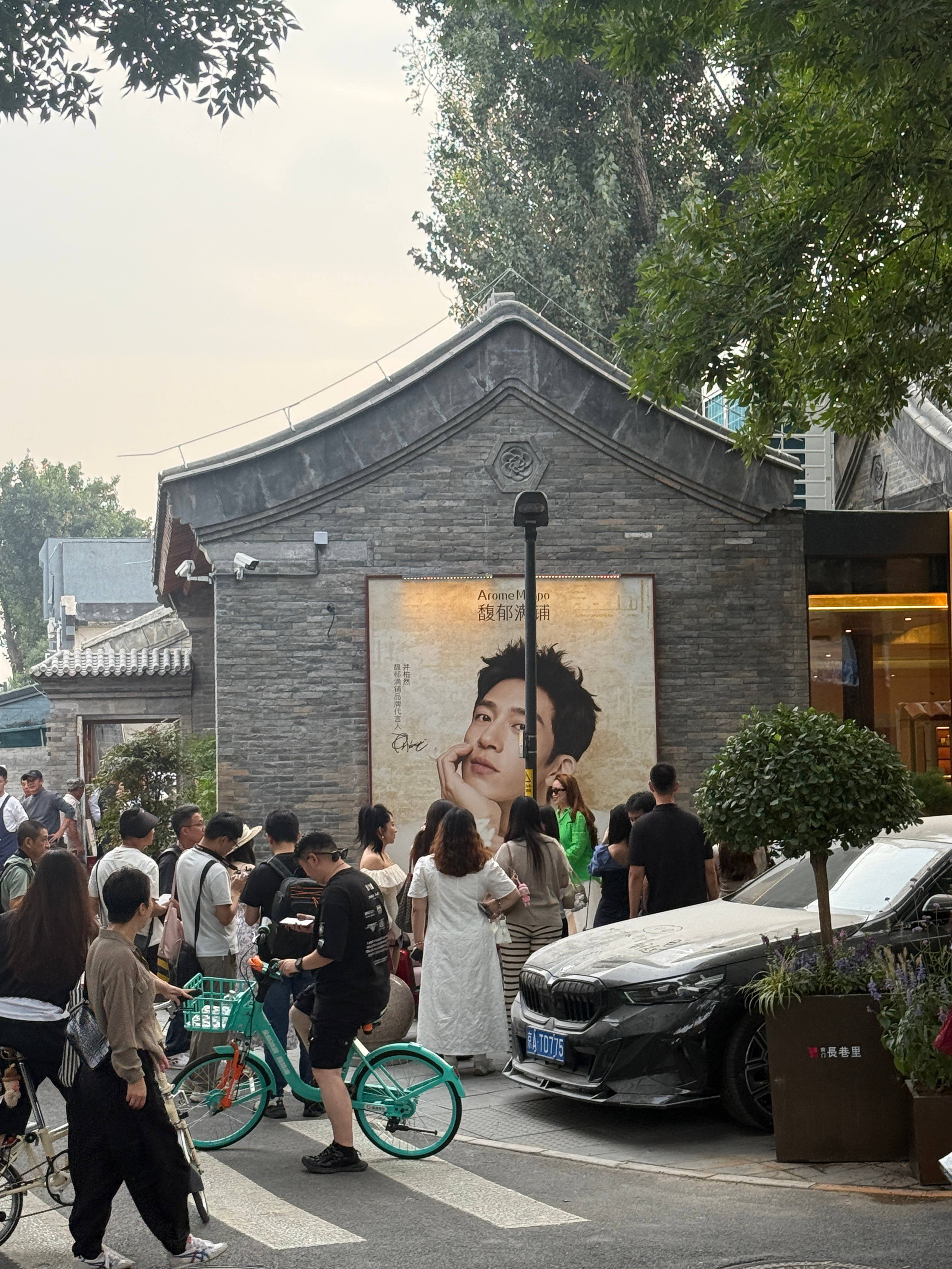 刚寻思路边这广告牌咋这么多人合影仔细一看oh～ 原来是luke ​​​