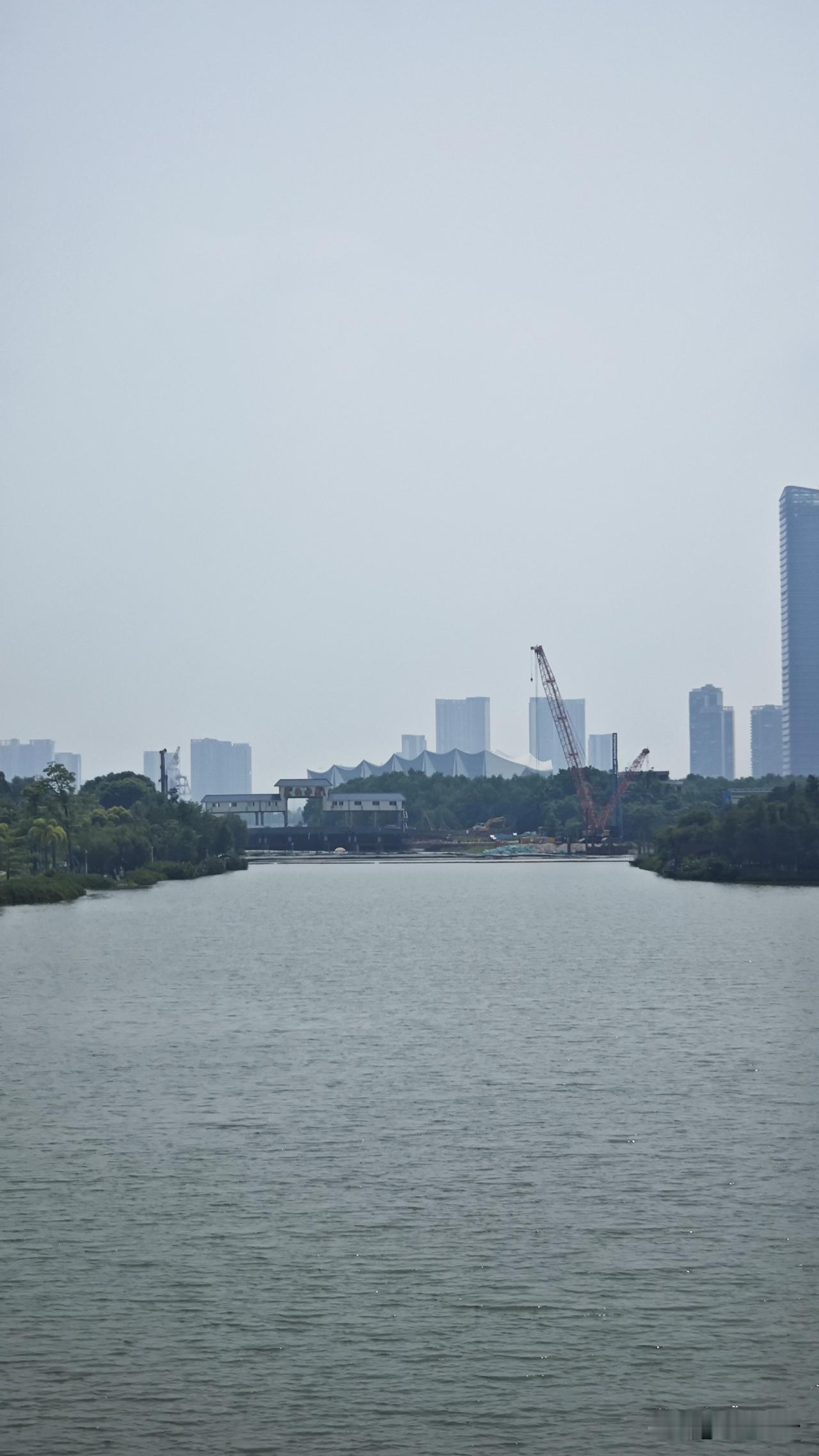 蕉西水闸重建目前的进展，蕉门河这一侧围坝已经建好了，可以看到围起来之后蕉门河的水