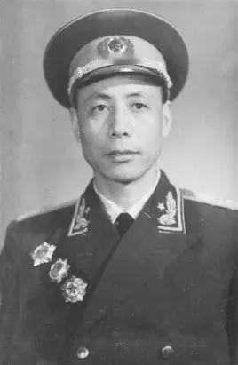 邓家泰，湖北省荆门市掇刀区麻城镇邓家冲人，少年时期接受革命影响，参加了儿童团的革