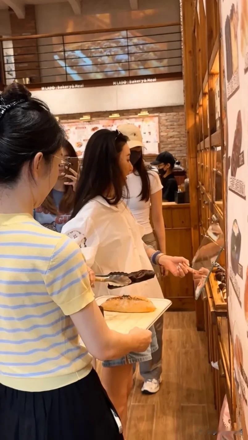 宋祖儿现身一家面包店买东西，本人生图线下这么美呀，有点撞脸张柏芝。
长发披肩的她