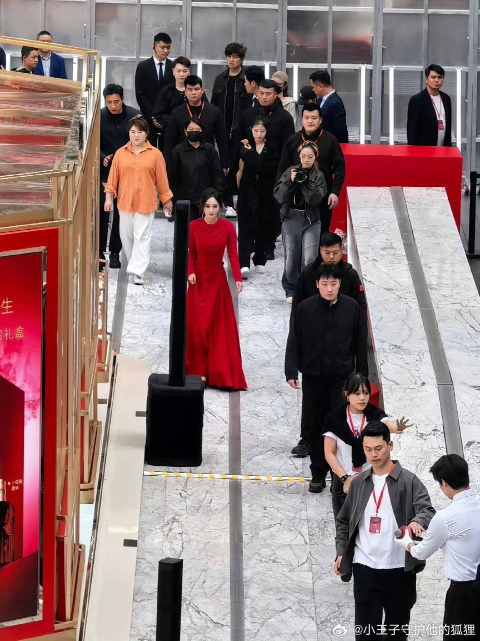 杨幂杨幂cl品牌全球代言人ym杨幂简醇品牌代言人ym你的讯息在第二十五时区垂花悬