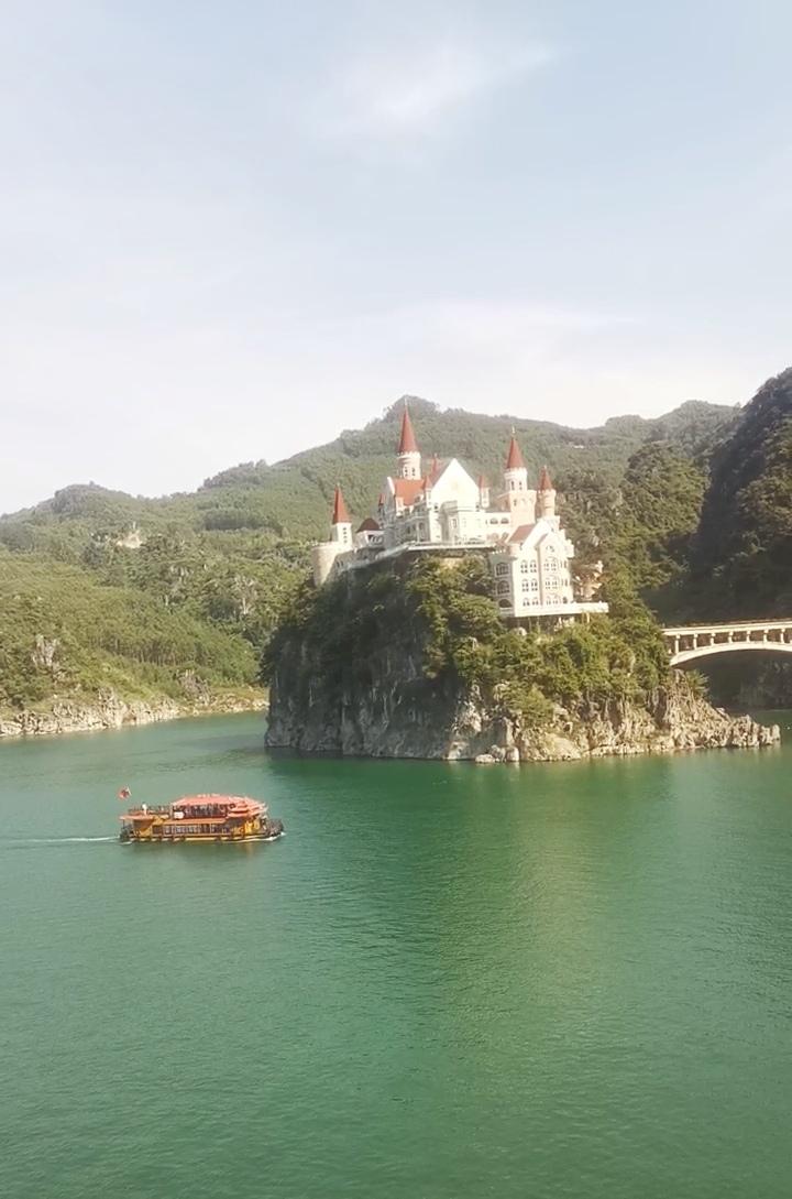 在黔西南兴义市万峰湖的一个小岛上，有一座以欧洲中世纪城堡为蓝本的城堡，叫吉隆堡。