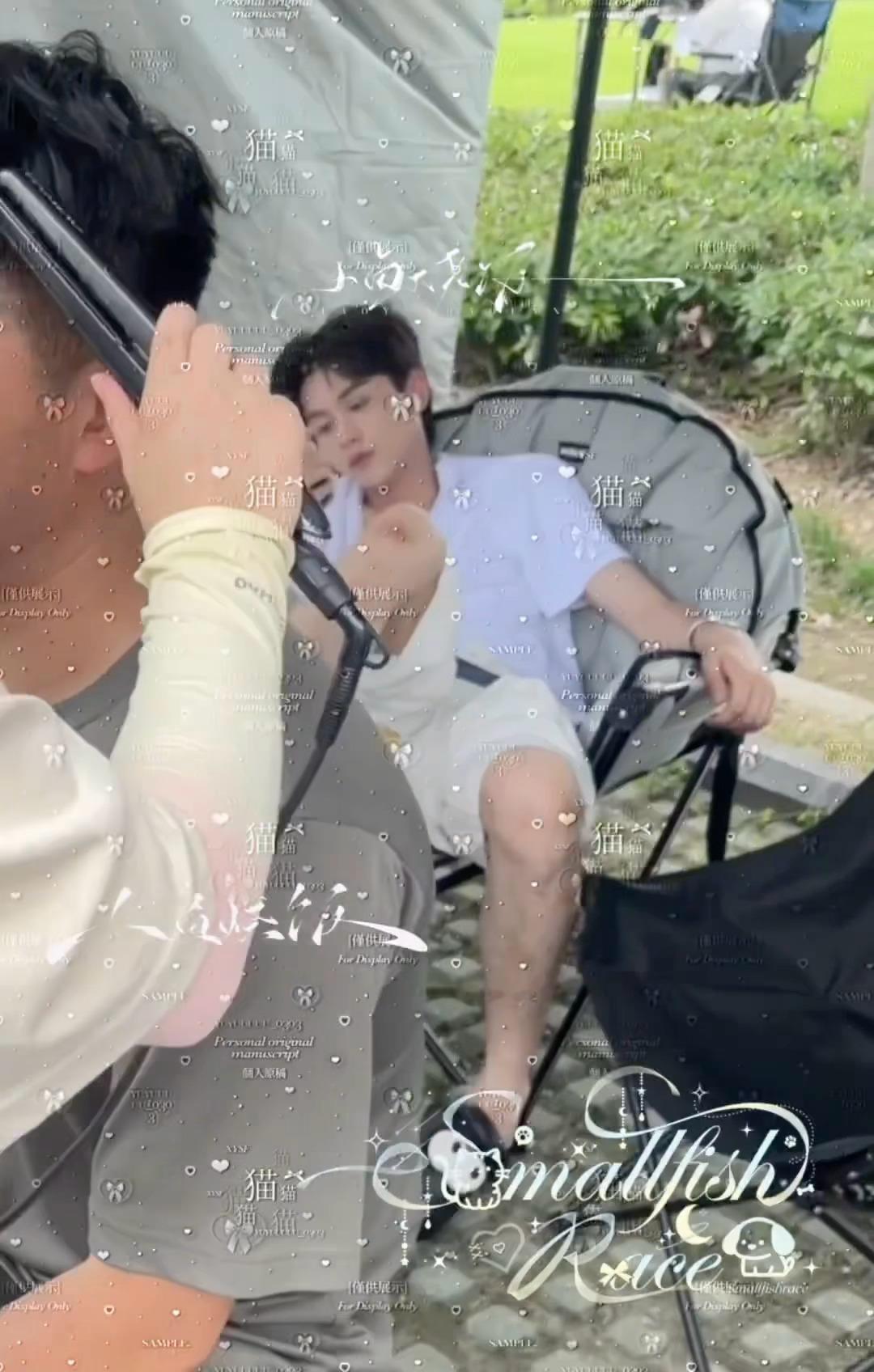 看起来十分相似的两套老鼠干，原来是因为两个人只要一下戏就黏在一起 