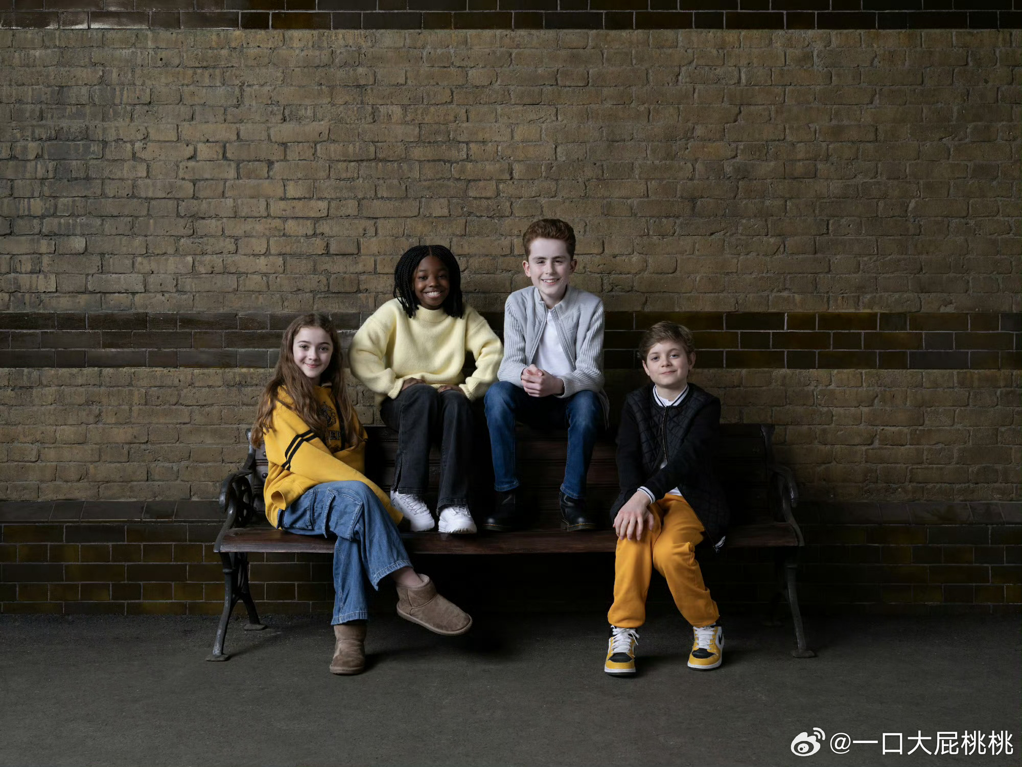 剧版《哈利·波特》公布霍格沃茨四大学院角色的演员，分别是：格兰芬多、赫奇帕奇、拉