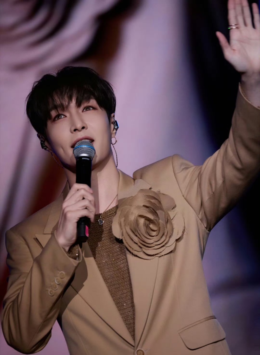 张艺兴给粉丝的承诺都实现了张艺兴和贝壳永远的双向奔赴一路走来，在唱歌电影领域成长