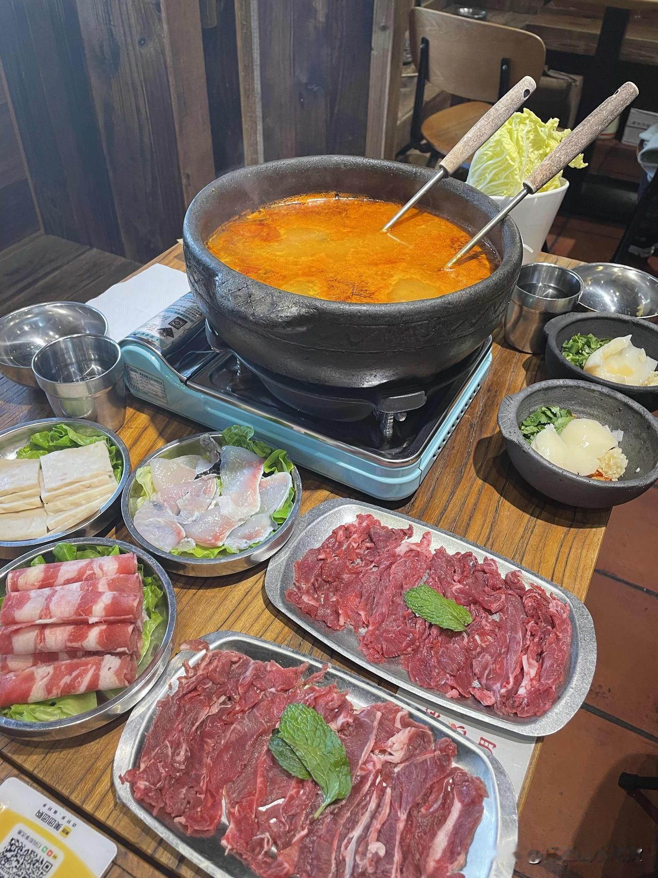 秋天的美食很多，来一口羊肉，鲜美一个秋秋天你喜欢吃羊肉还是鸭肉我认为羊肉。
@豆