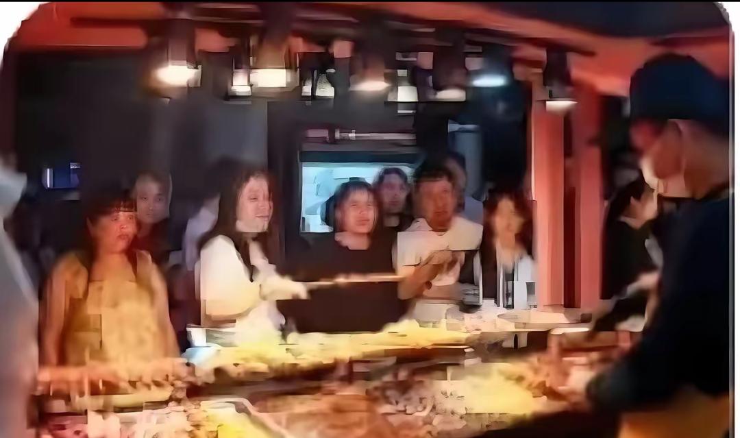 张姨炸串摊的账，从来没对不上过。

那天凌晨一点多，十八个小伙子吃完180串炸串
