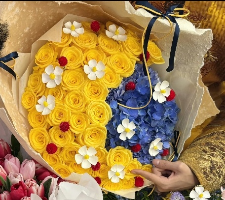 这不是黄色的花，月亮的形状吗？哪来的橙色？说橙色的是色盲吧[汗] 黄色的月亮，和