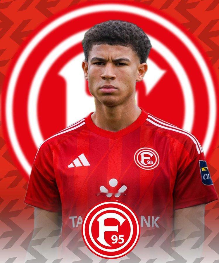 多特蒙德黄黑普鲁士 二队前锋保利纳加盟杜塞尔多夫，转会费40万欧元，回购价200