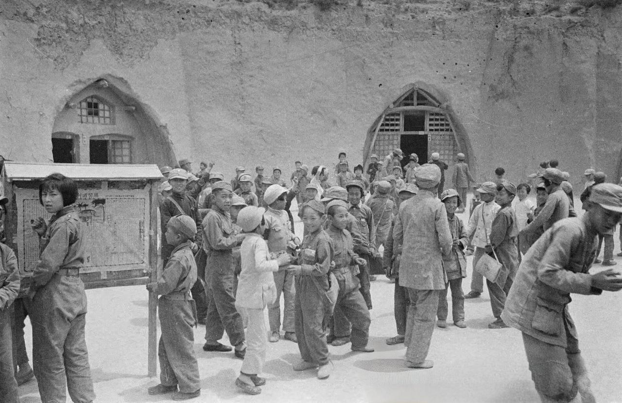 看到延安窑洞抗战小学里几个穿美式军装、戴船形帽的孩子照片，太有冲击力了。延安时期