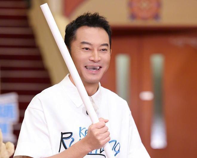 《跑男》综艺节目火爆，嘉宾阵容豪华，李晨、郑恺等深受观众喜爱。沙溢减肥成功，颜值