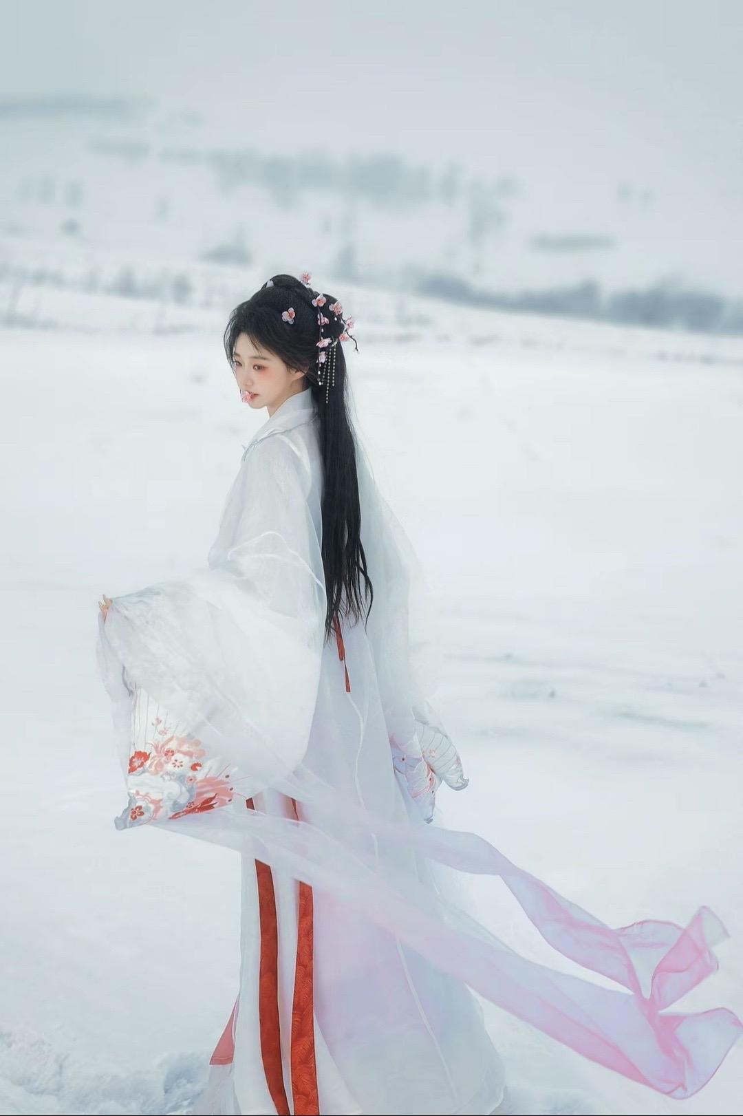 苍山负雪，明烛天南。纯白世界里，她是唯一的颜色 摄/后：我