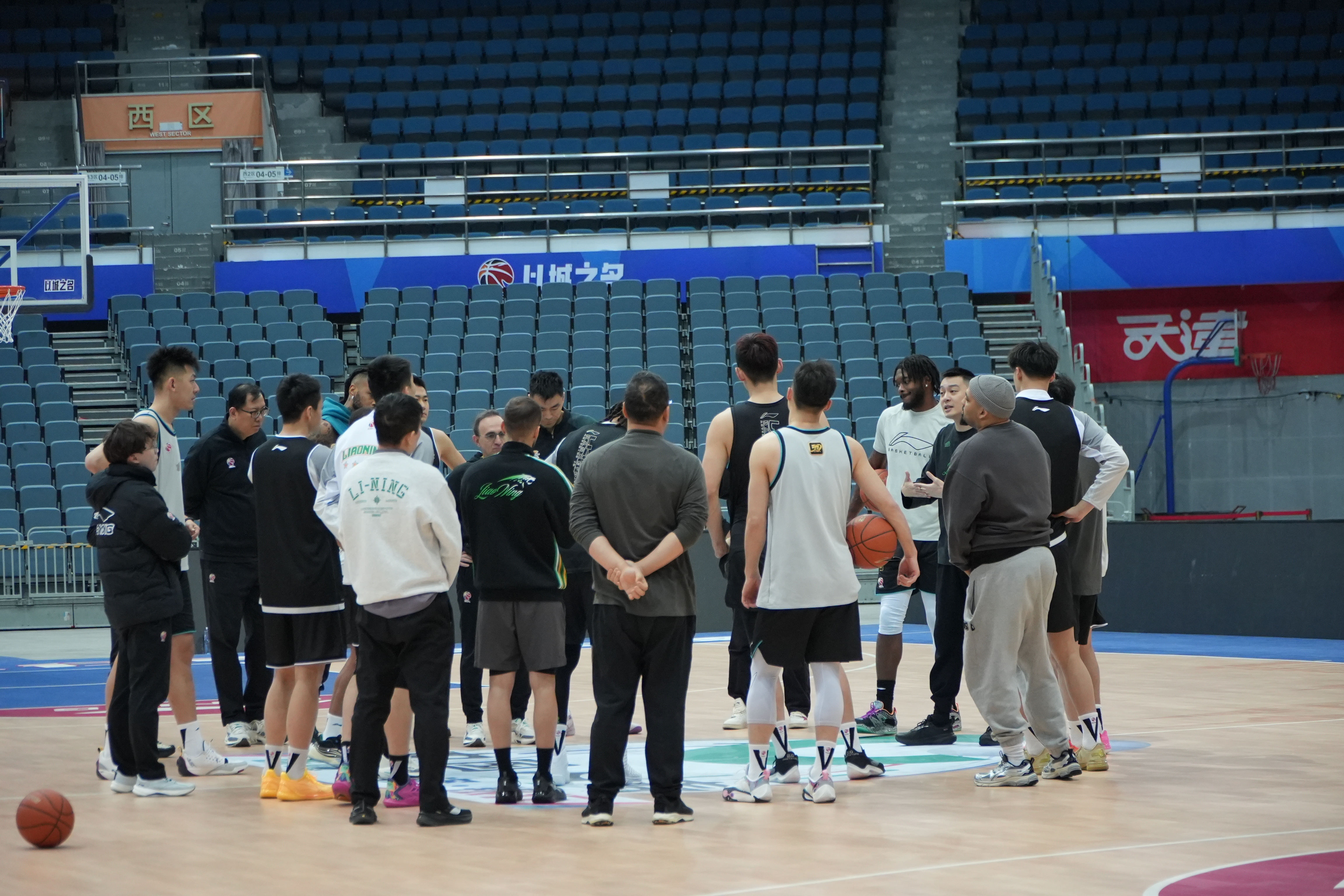 新赛季首战天津，辽宁队踩场训练，战术演练结束，杨导单独找王岚嵚和外援做针对性部署