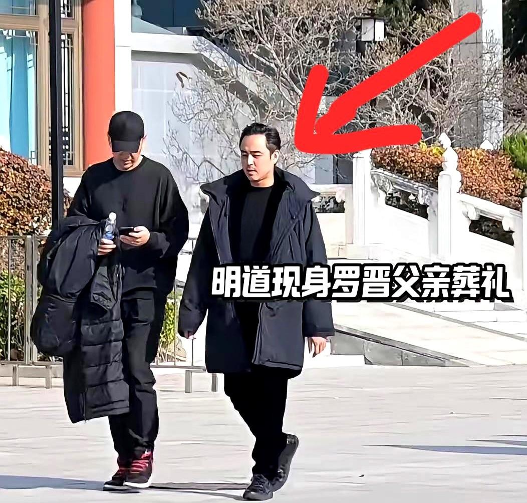 明道注意到女儿想喝奶了。
他当初在罗晋的婚礼上当伴郎，如今又出现在罗晋父亲的葬礼