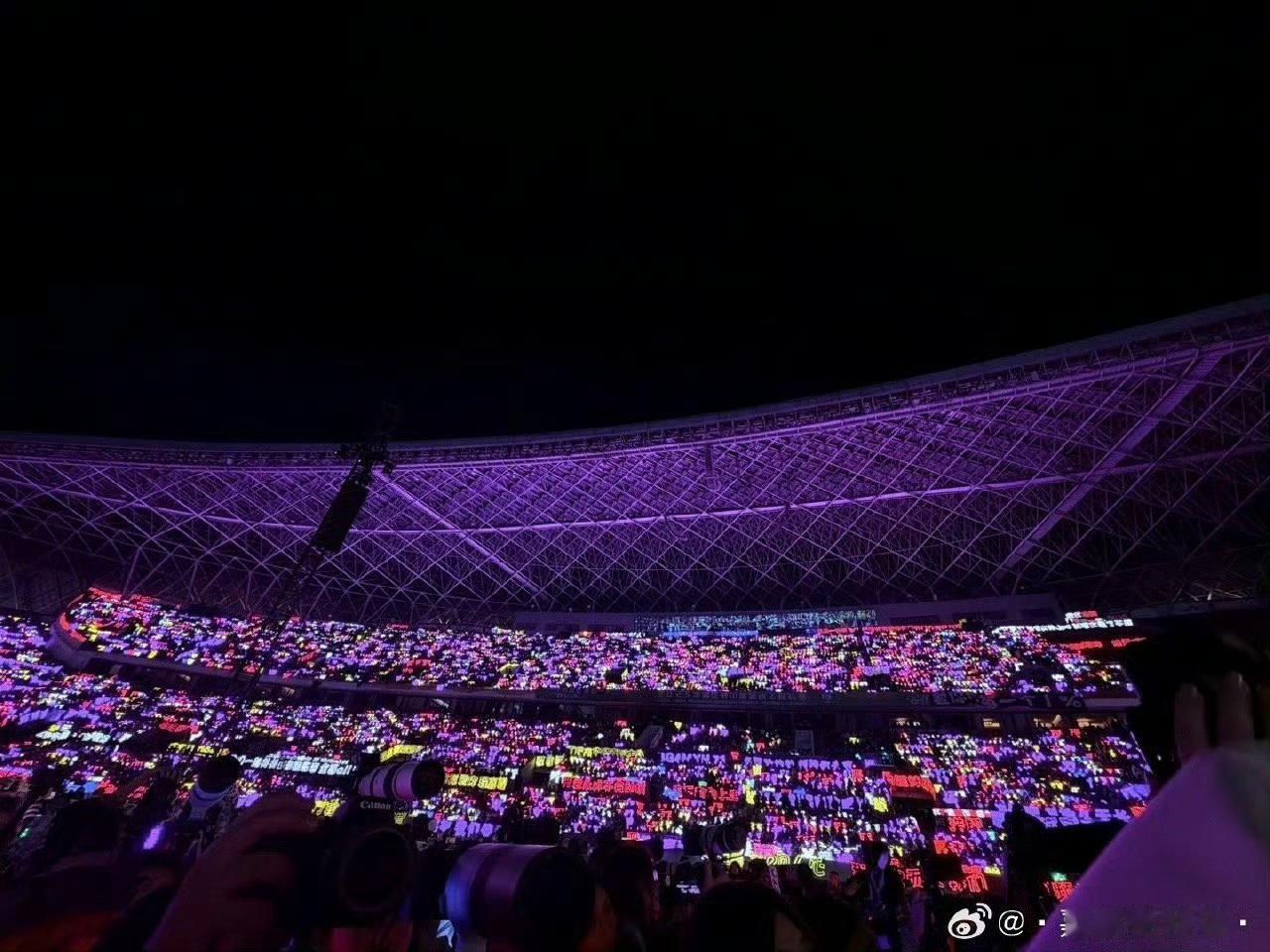 每次的时代少年团演唱会都会比灯牌马嘉祺紫海 VS 宋亚轩青海 看看今天的，体感谁