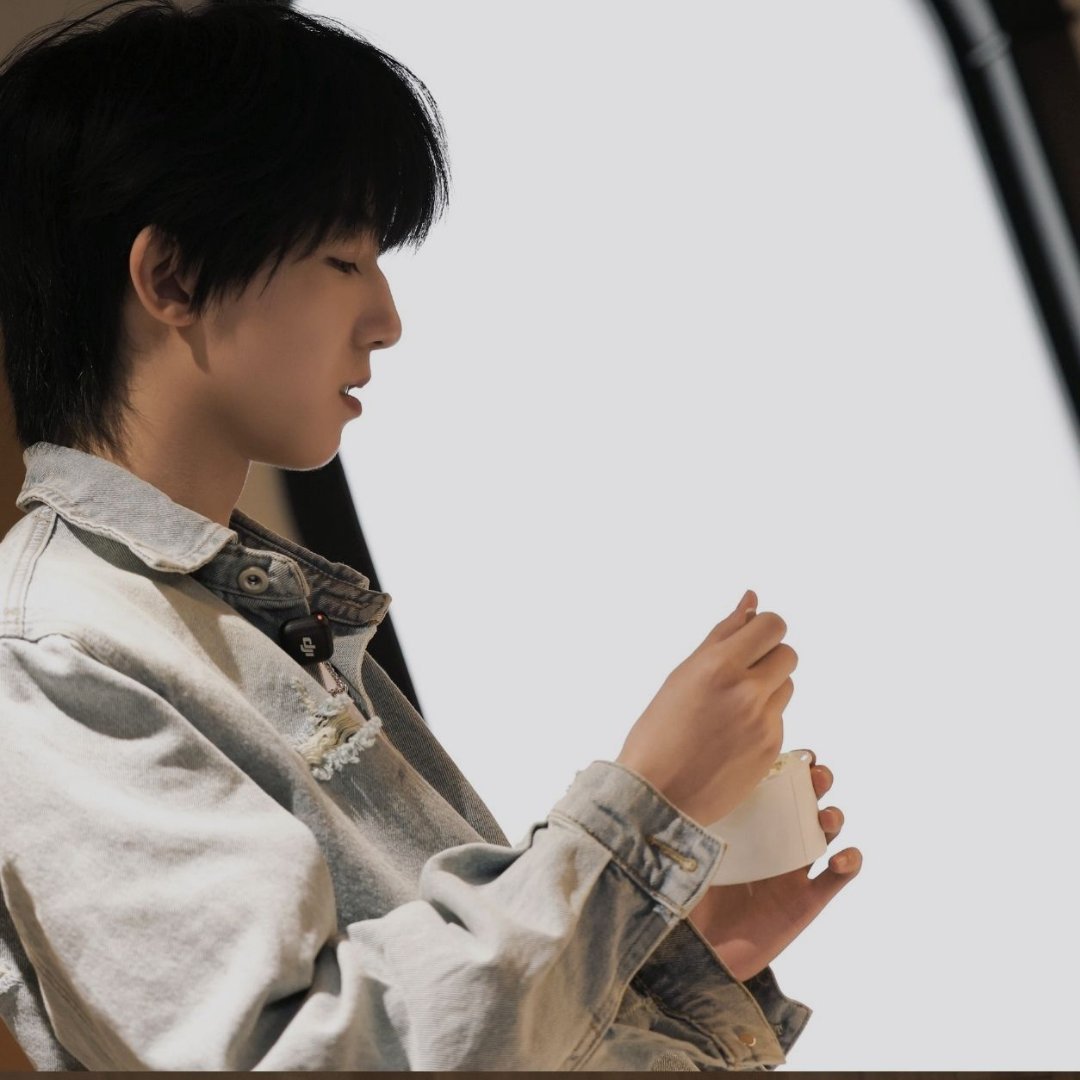 奇文【创作官互动】*眼睛是一部相机虚化所有人群 聚焦你奇文 四代第一美帝  专栏