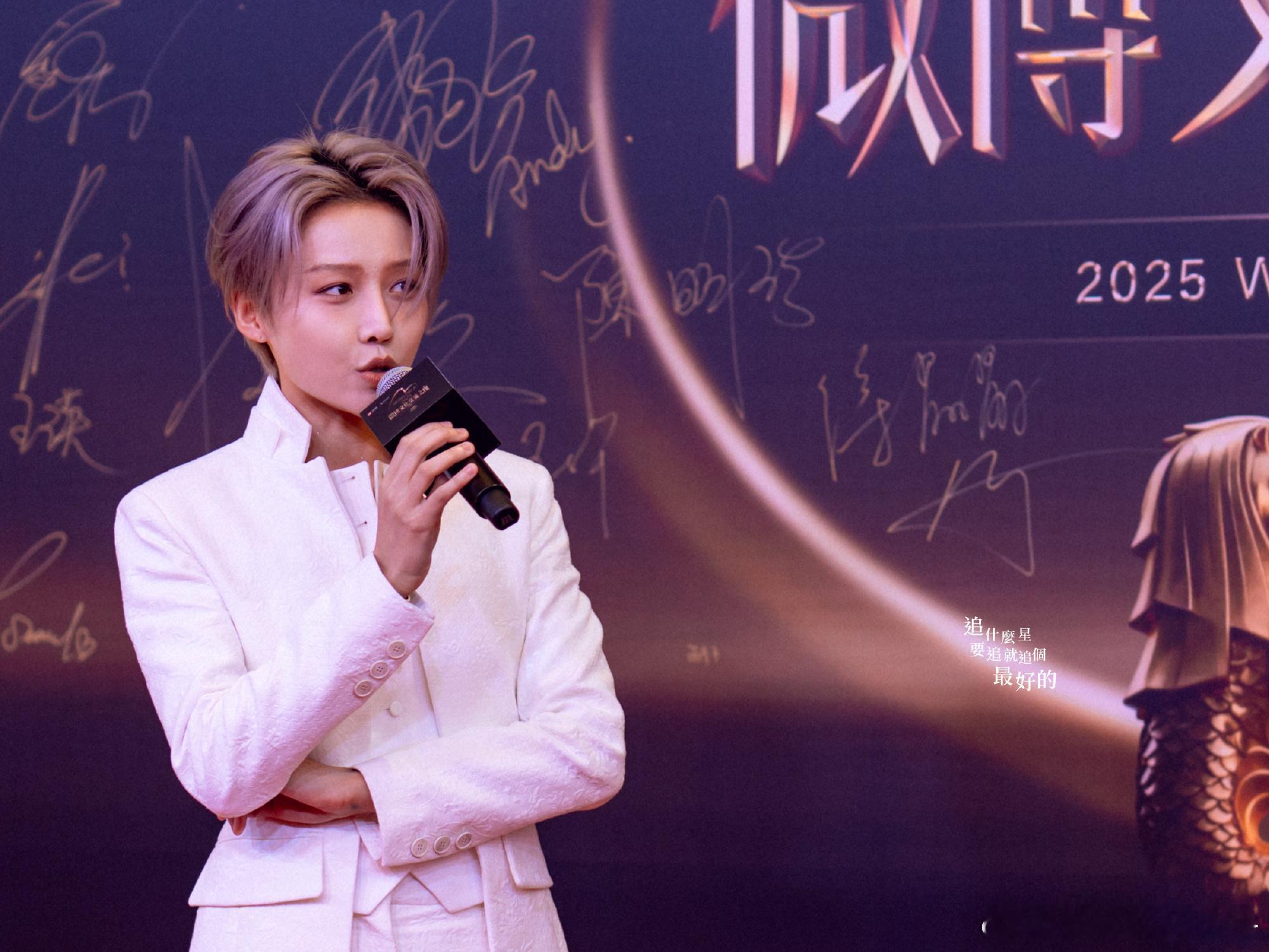 谁说穿西装的一定是白马王子，也可能是刘雨昕，真的把西装穿出了少年感