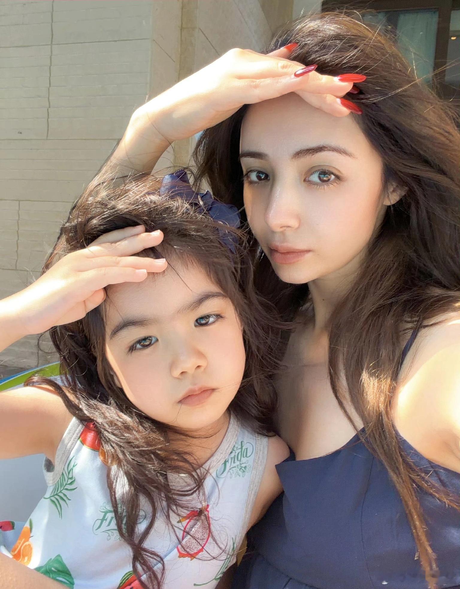 麦迪娜坐不住出来“辟谣”了，女儿更像她，原因是有网友发现姜潮和麦迪娜的女儿越来越