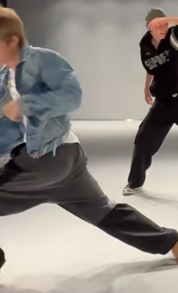 守护我男神小而圆润的屁股🤲🥹 