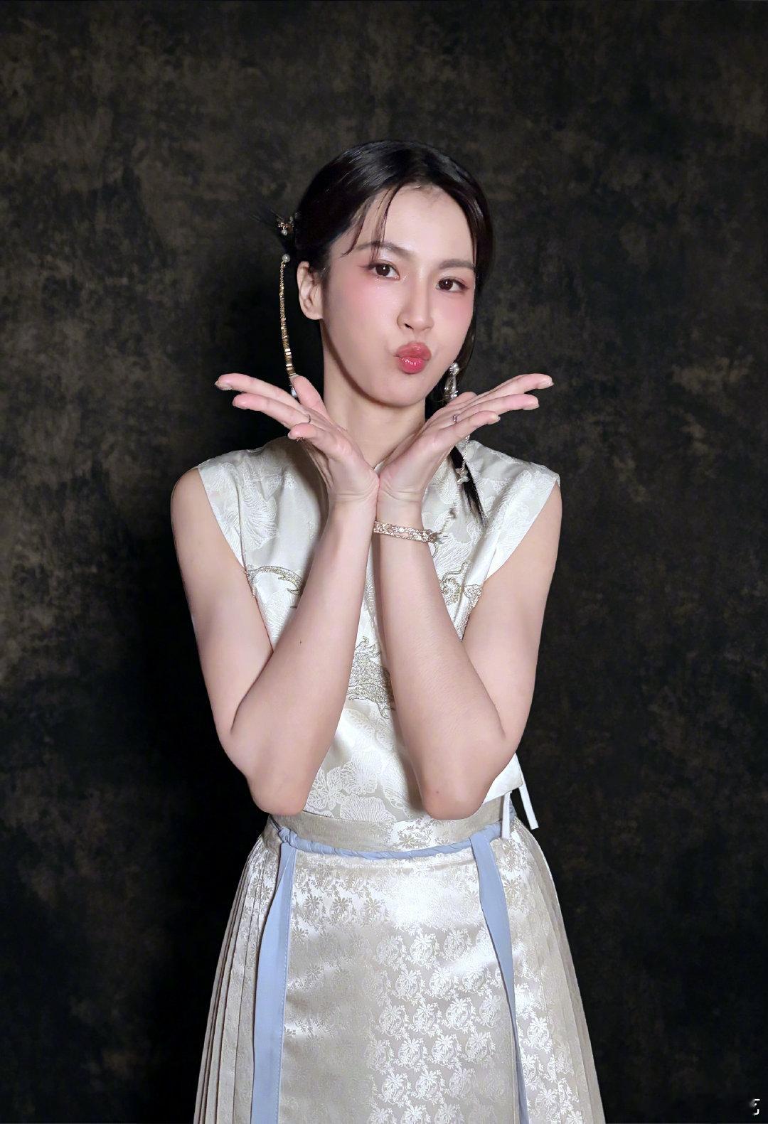 曾沛慈伞转了新中式造型尝试了乘风舞台名场面预定，曾沛慈转伞搭配新中式妆造，每一帧