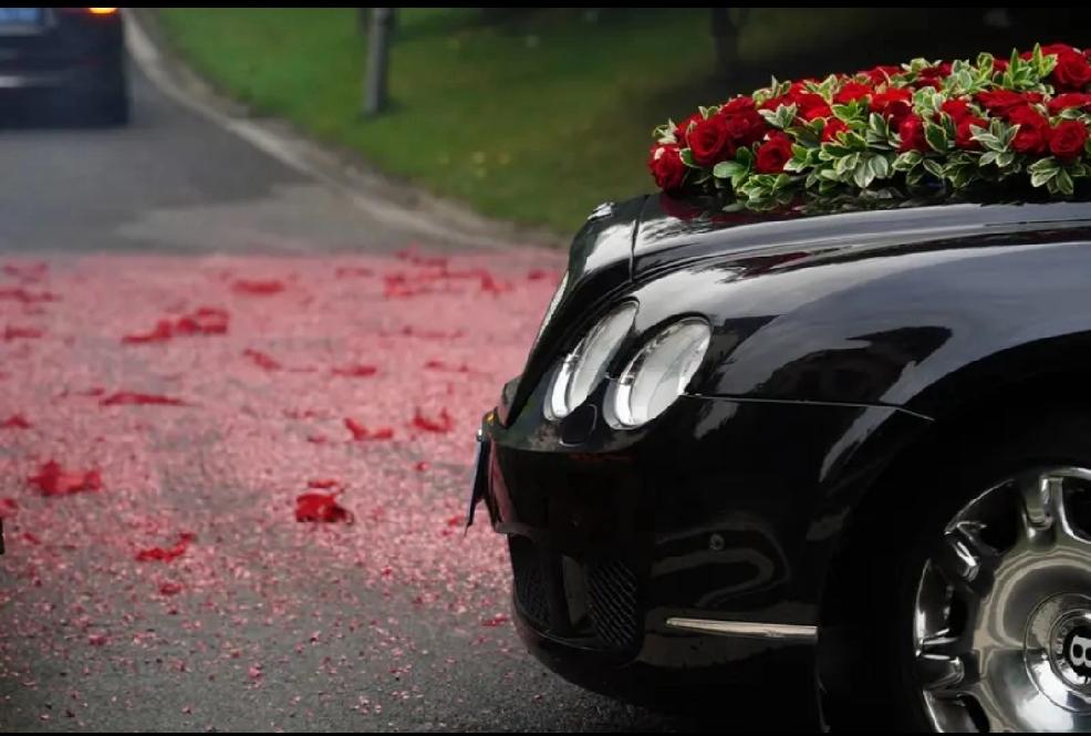 拦婚车陋习如今频繁上演，多地都有不法分子借此“趁喜打劫”。像河南项城张某某多次拦