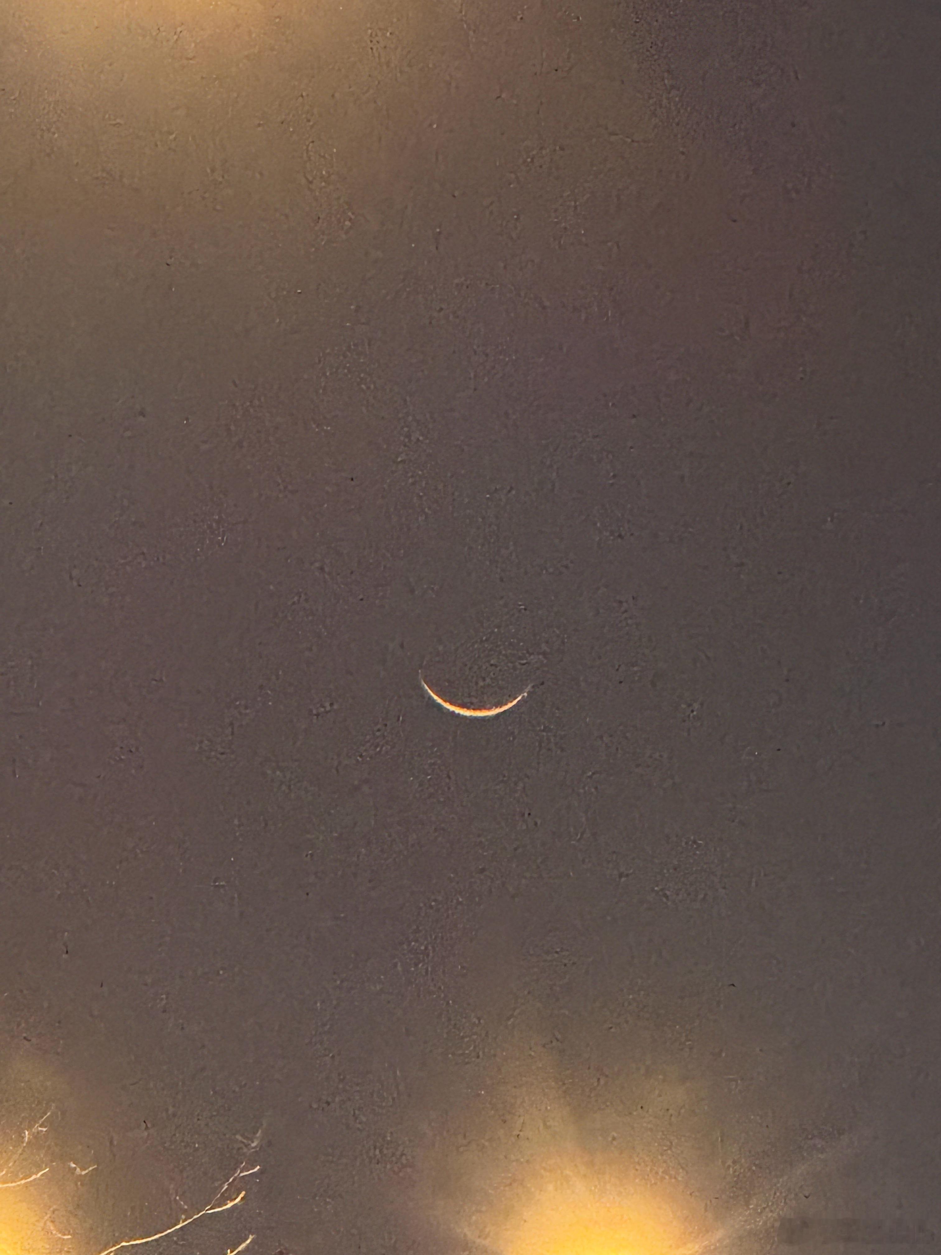 今晚的月亮，得翻条线喔！ 你们见到的月亮是怎样的？ 