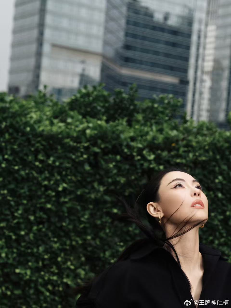 巴黎世家偶遇张柏芝 张柏芝巴黎世家活动状态邂逅巴黎世家绝美名场面，张柏芝黑色花苞