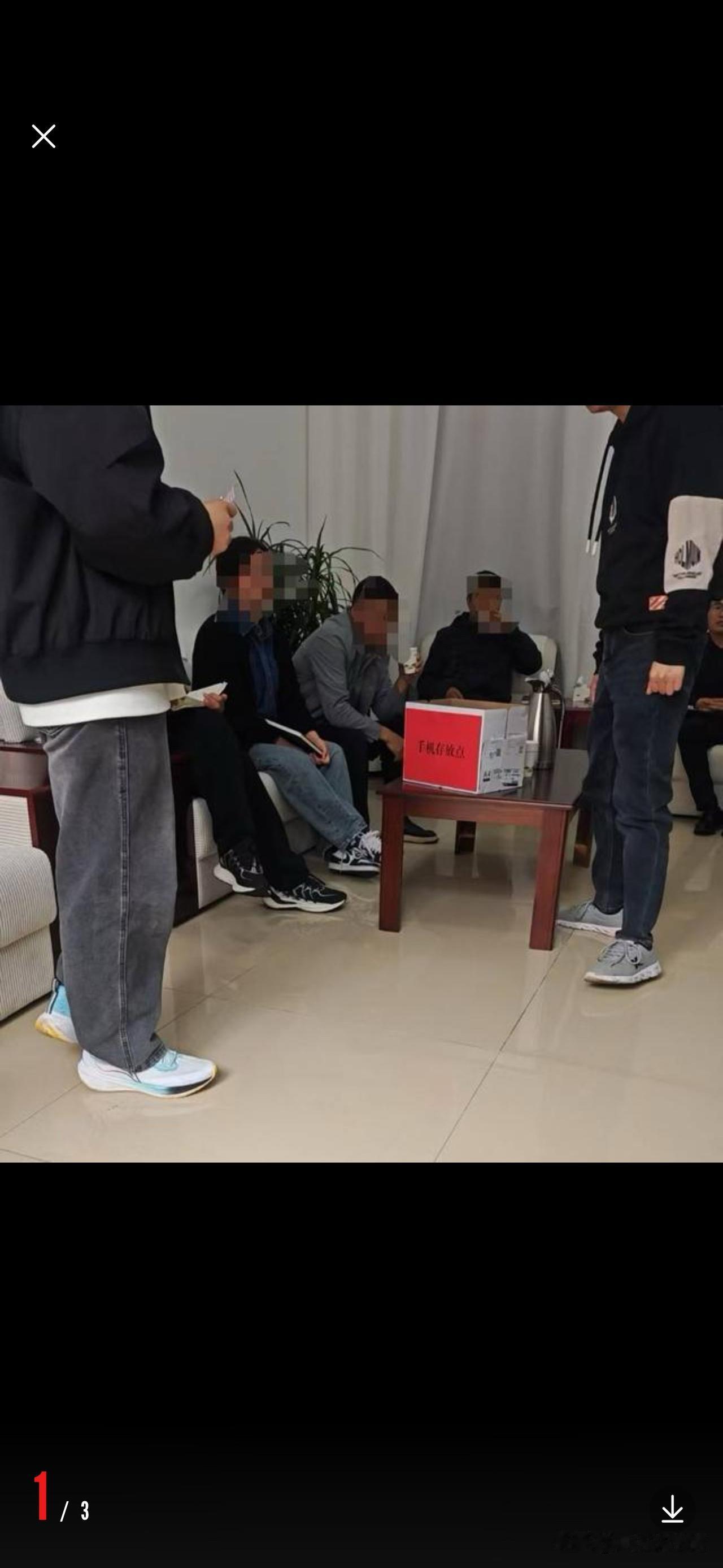 23岁小伙子自带挖掘机，为社区修路坠崖身亡，
社区只愿给10万“人道赔偿”，家属