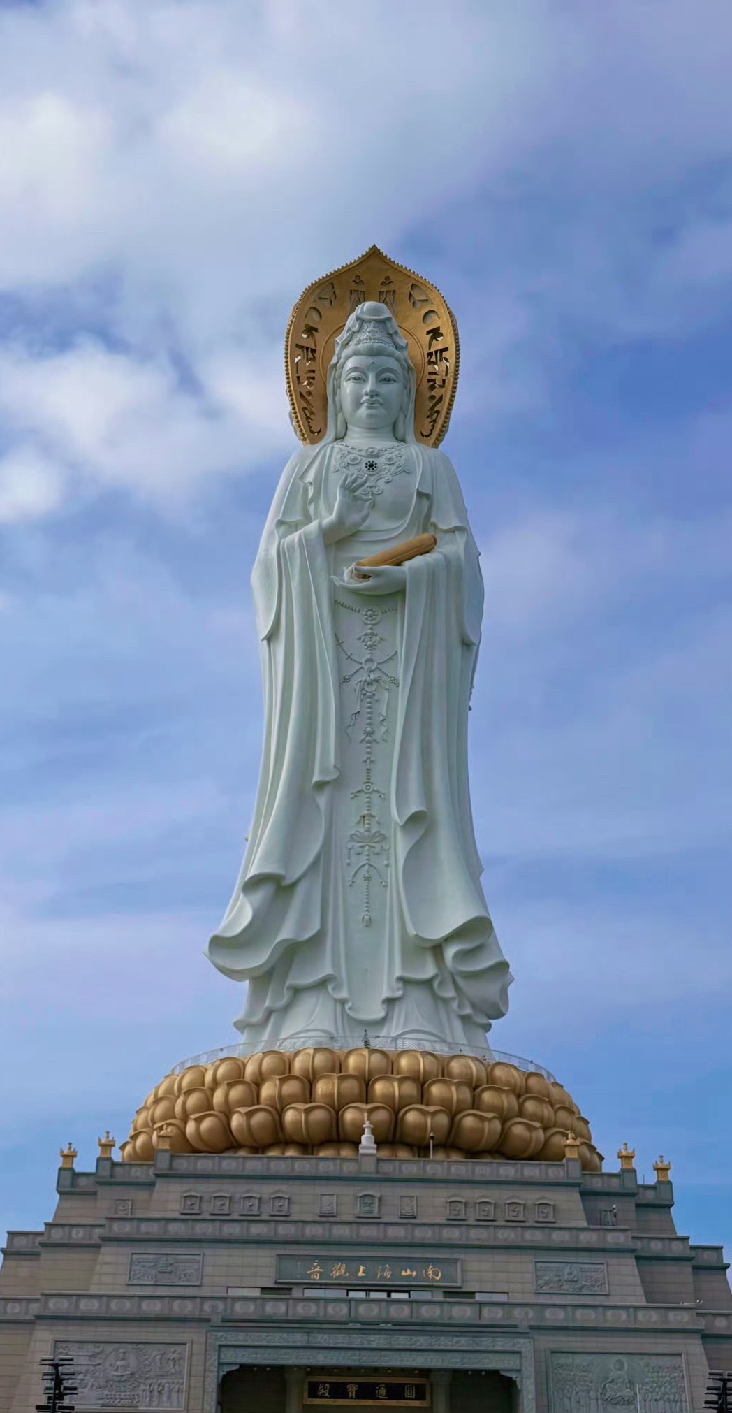 一个成熟的人，很少去责怪别人，因为他知道，众生皆苦，万般皆难，每个人都有不得已。