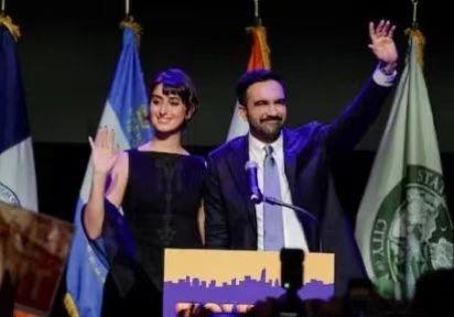 纽约新市长马姆达尼胜选后亲吻妻子的镜头火了。很多人说这是穆斯林对特朗普的胜利。但