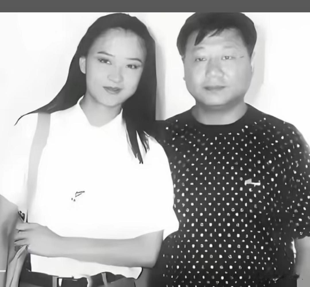 90年代，范伟和妻子杨宝玲一张温馨的合影。杨宝玲始终没有进入演艺圈，一直在幕后照