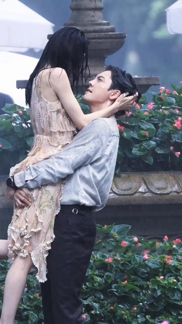 陈伟霆钟楚曦好浪漫唯美的雨中吻戏啊！伟霆苏爆了
