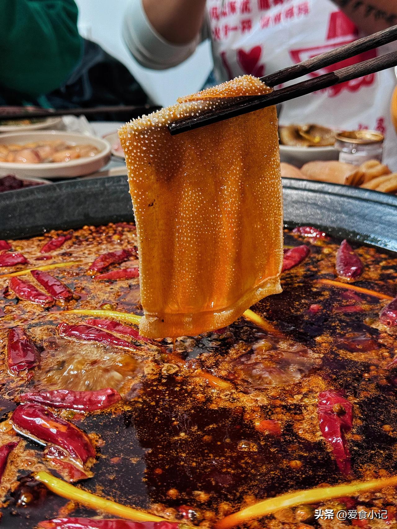 🔥巷巷里收好吃的重庆火锅看过来！自家炒料就是硬核！🔥  

🌶️【锅底揭秘