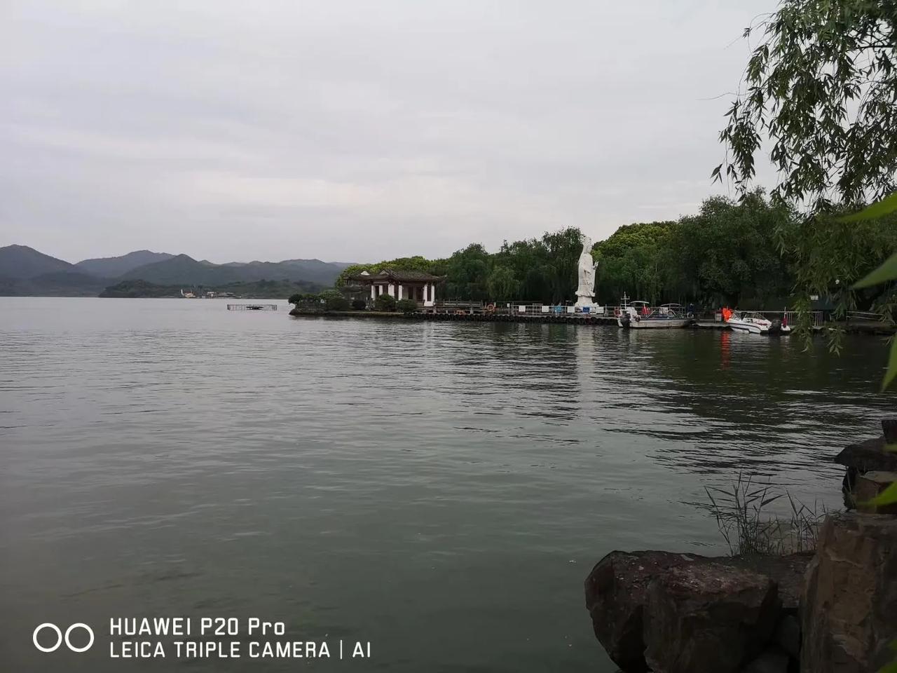 请问想跟团旅游，在哪里可以加团呢在网上各种旅游平台APP及当地旅行社均可报名跟团