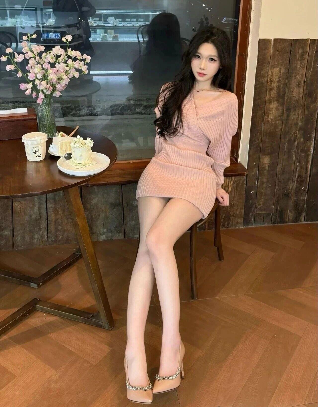 这组照片完美诠释了温柔甜系的下午茶氛围感，将少女的柔美与精致感展现得淋漓尽致。