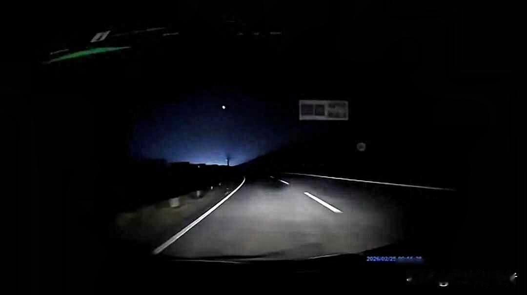 吓出冷汗！领克语音识别出错，高速关灯撞护栏，智能车机别拿安全当儿戏！
 
凌晨高