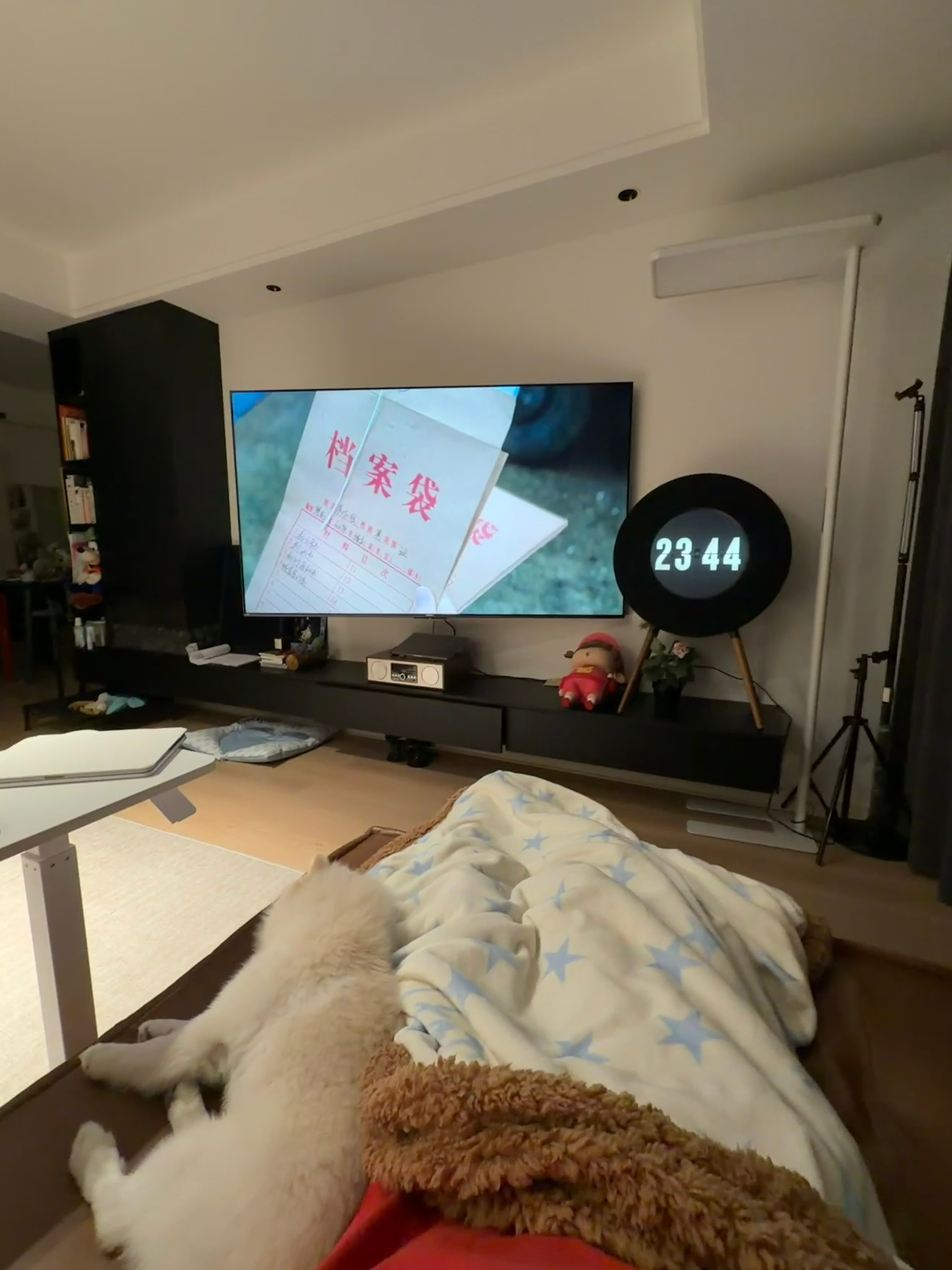 忘记说了！今天早上沙发到了！！！现在吹着空调 嘴里吃着八次方 小狗在旁 看《无尽