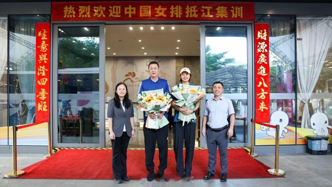 7月13日，刚刚结束世界女排联赛分站赛征程的中国女排 一行抵达广东江门，她们将在
