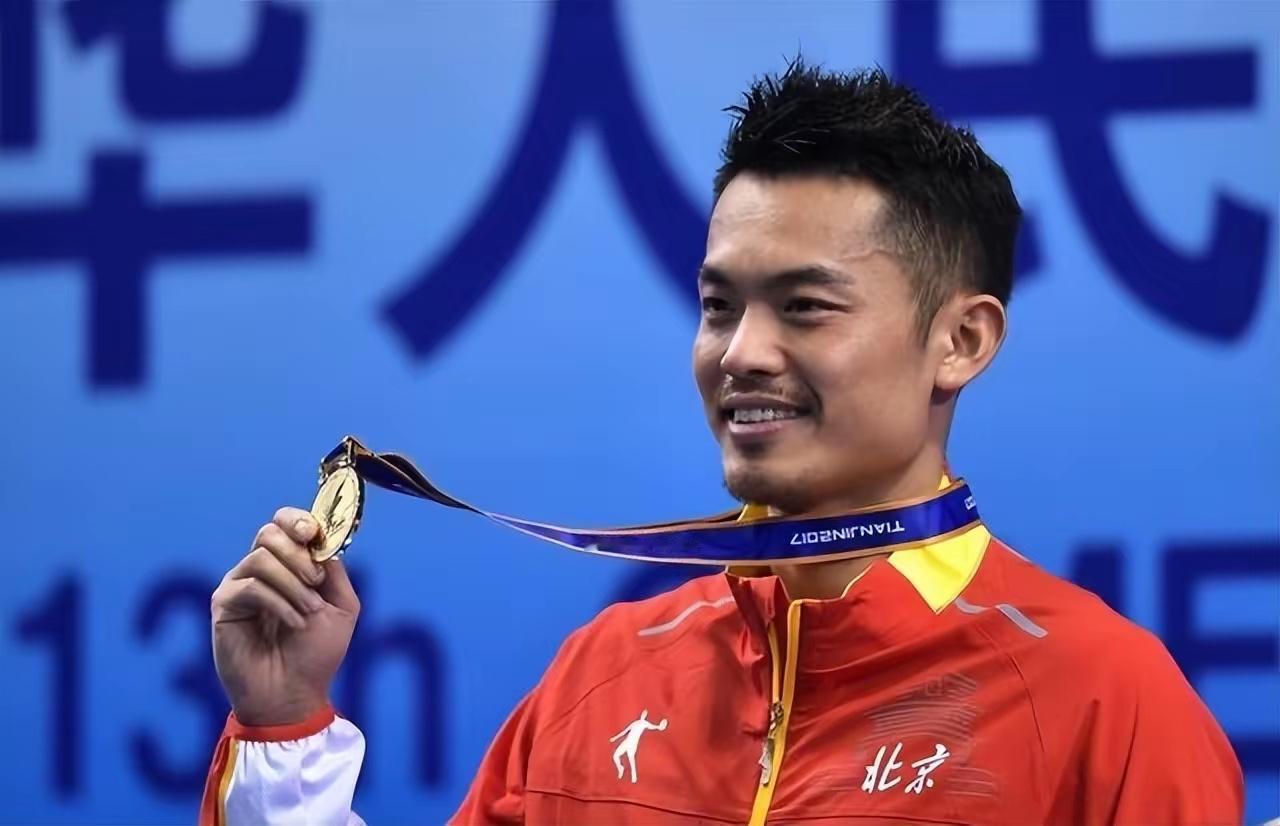 同一年获得全英和奥运会冠军的男单运动员：

🇩🇰拉尔森-1996年
🇨🇳