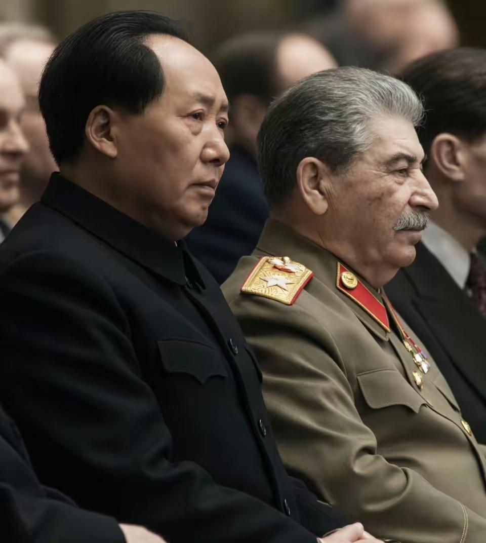 珍藏级毛主席访苏彩照！毛主席与身着大元帅服的斯大林并肩而立，两位伟人神情专注，身