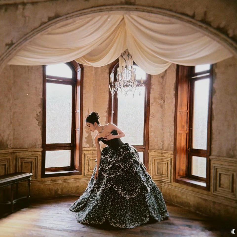 靳梦佳美的我差点没认出 谁被靳梦佳跨年造型惊到了？高定亮片礼裙闪耀舞台，星眼妆+