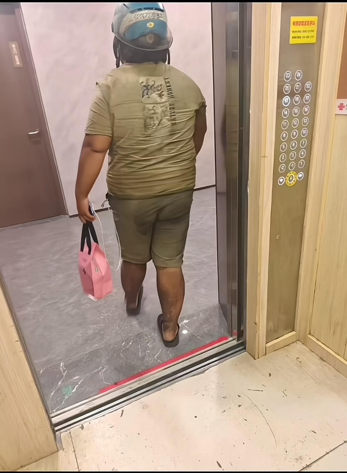 说他懒吧，他能送外卖，说他勤快吧，他不洗澡，你看看他的大脚指甲！有可能没地方去洗