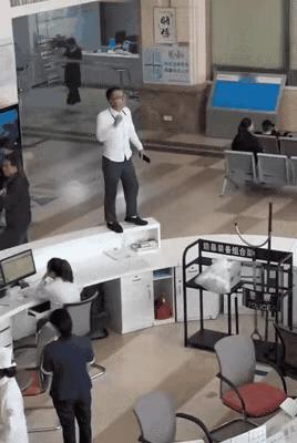 发癫了错乱了，这人是不是走错医院了？