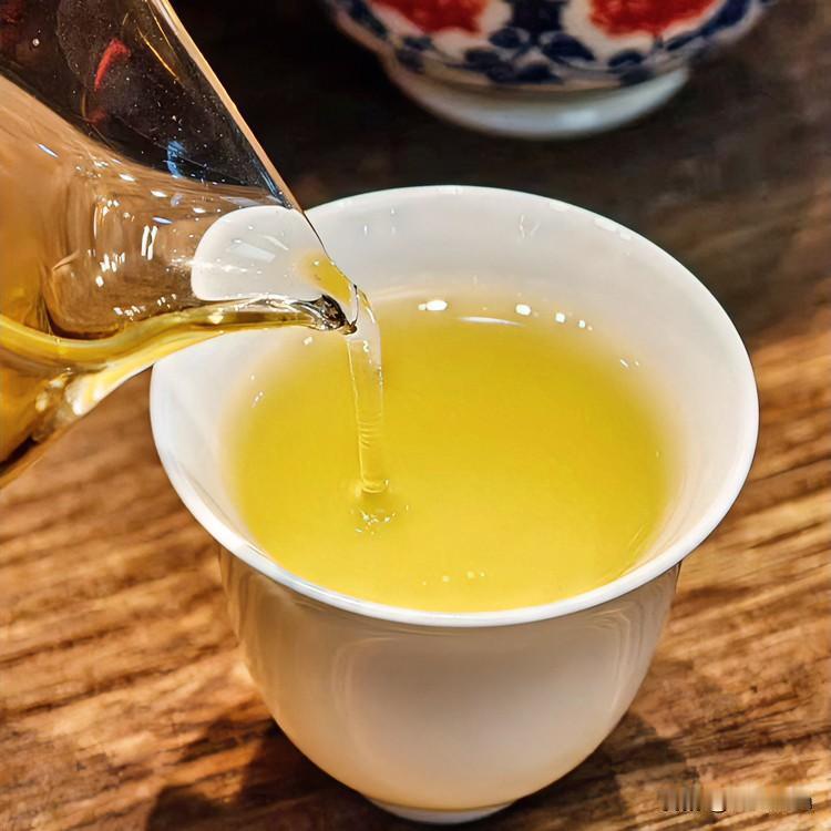 《茶味·诗经风体》
沸水汤汤，茶芽扬扬。初尝苦兮，心自伤。世人逐华，茶待光。烟敛