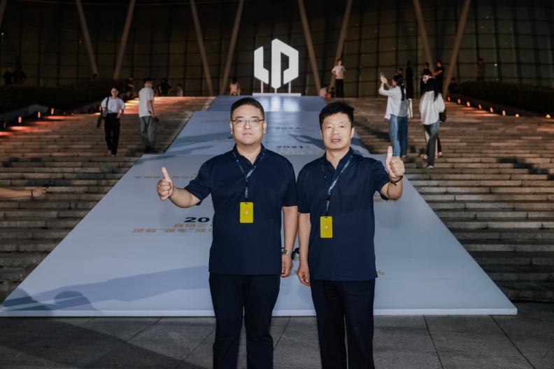 被用了一百年的汽车零件，凭什么零跑说不要就不要？
打开任何一辆车的引擎盖，你都能