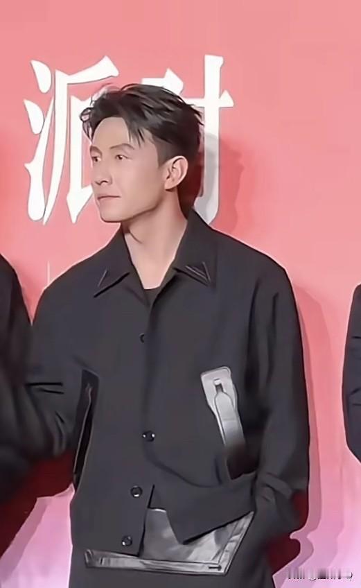 造型师和刘萧旭是有深仇大恨吗，是嫌他不够矮吗，非得给他下半身加个半截裙，腿都快搞